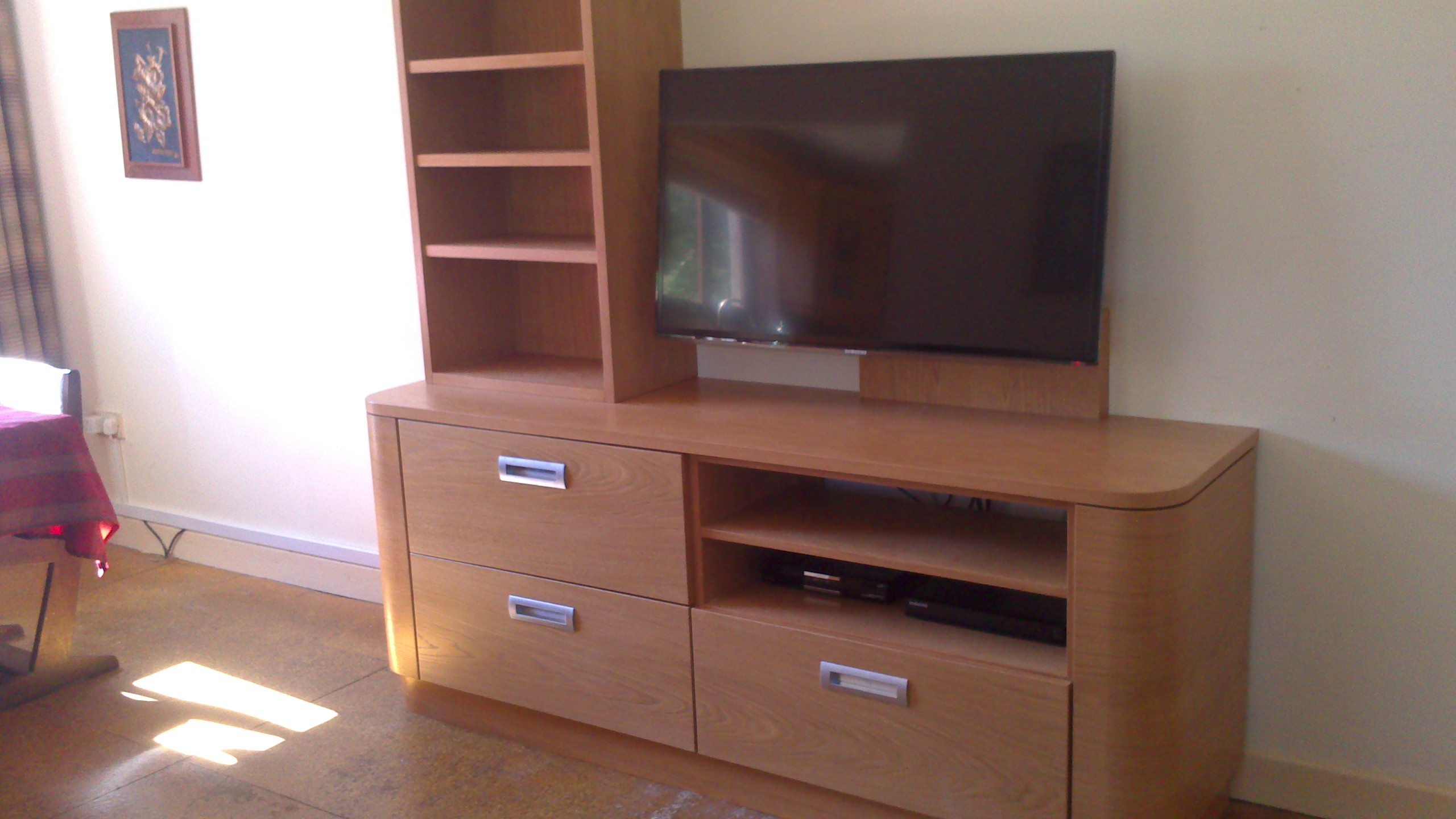 Living room storage unit and bookcase with curved sides | Parle Furniture